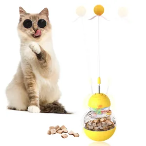 Detailoverzicht van geel tuimel-katten-puzzelspeelgoed met veerbalstok