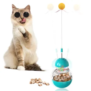 Detail van het interactieve tuimelaar kattenspeeltje met voerbak en zwaaiende ballen