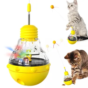 Detailweergave van interactief kattenspeelgoed in peervorm met voerbakfunctie