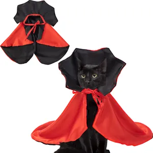 Vista dettagliata del mantello da vampiro rosso e nero per gatti con modello per Halloween