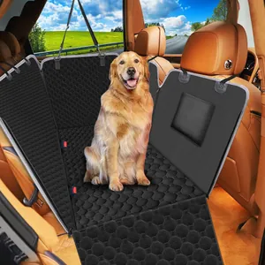 Housse de siège arrière noire matelassée imperméable pour animaux dans une voiture