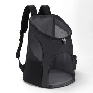 Vue détaillée d'un sac à dos respirant noir pour animaux avec panneaux en maille et bretelles.
