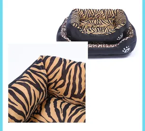 Détail du tissu à rayures de tigre doux sur le lit pour animaux de compagnie carré et chaud