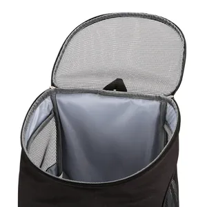 Vue détaillée du filet respirant et de l'intérieur du sac à dos noir pour animaux.