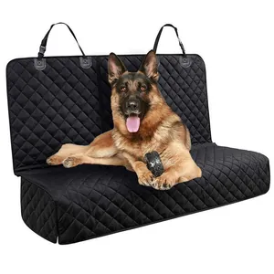 Détail de la housse de siège auto imperméable et matelassée pour chien noir