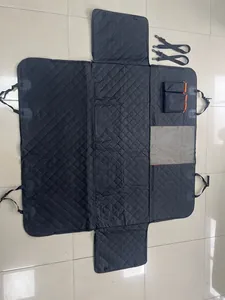 Détail de la protection de siège auto matelassée noire pour chien avec fenêtre en maille