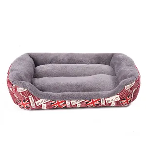 Détail de la doublure en peluche grise douce sur ce lit rectangulaire pour animaux