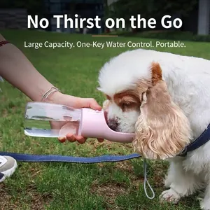 Draagbare roze waterfles voor huisdieren voor honden tijdens buitenactiviteiten