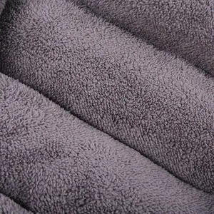 Vue rapprochée de la doublure en peluche grise douce pour un lit chaud pour animaux