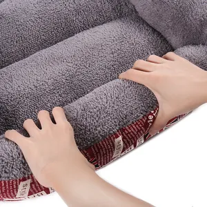 Gros plan d'un lit pour animaux en peluche grise montrant la texture douce et le confort