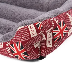 Gros plan sur la doublure en peluche et l'imprimé drapeau britannique de ce panier pour chien