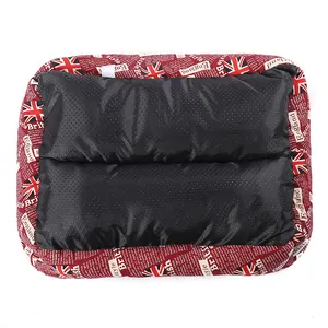 Vue détaillée du panier carré pour chien avec motif Union Jack et base antidérapante