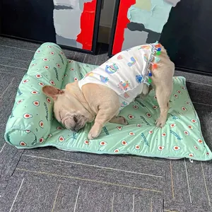 Franse bulldog rust op een ademende koelmat voor huisdieren met een avocadopatroon