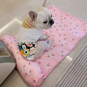 Detail van een roze koelmat met perzikpatroon voor huisdieren met een rustende hond