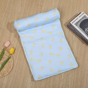 Lichtblauwe ademende zijden koelmat voor honden en katten met schattig banaanpatroon