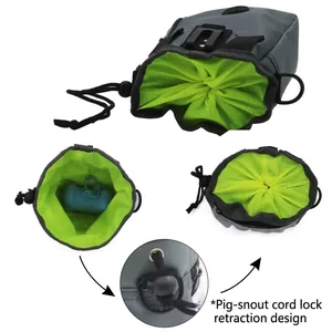 Sac de dressage pour animaux gris durable avec doublure verte et cordon de serrage.