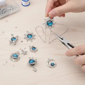 Macro-weergave van sterrenhemel-hangers die met een tang tot sieraden worden.