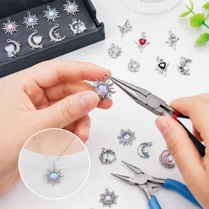 Gedetailleerde weergave van DIY hemelse bedeltjes met kleurrijke oliedruppels en strass