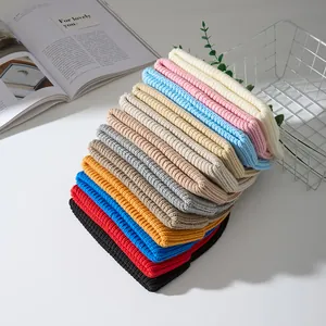 Stapel bunter gestrickter Wollmützen für Herbst und Winter in vielen verschiedenen Farben