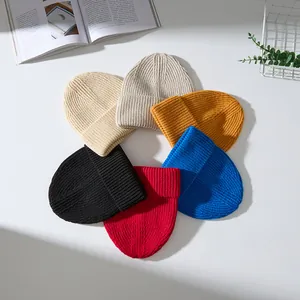 Sammlung bunter gestrickter Wollmützen für Herbst und Winter im Flatlay-Stil