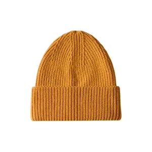 Minimalistische senfgelbe dick gestrickte Wollmütze für die Wärme im Außenbereich