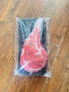 Vue détaillée du jouet à mâcher pour chien en forme de steak tomahawk réaliste emballé
