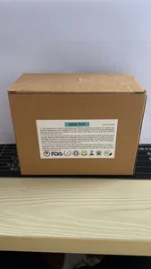 Vista dettagliata della confezione del giocattolo per cani con istruzioni di sicurezza e loghi