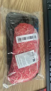 Vue détaillée d'un jouet à mâcher pour chien en forme de steak emballé