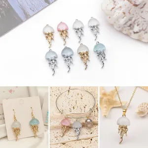 Selección de dijes de medusas iridiscentes para la creación de joyas DIY de estilo mar