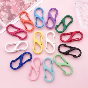 Variété de mousquetons colorés en forme de S en alliage de zinc à double ressort.