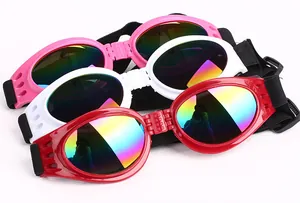 Lunettes de soleil pliables pour chiens avec verres irisés en rose, blanc et rouge.