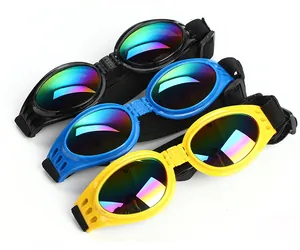 Détail de lunettes pliables pour chiens en noir bleu et jaune avec verres teintés