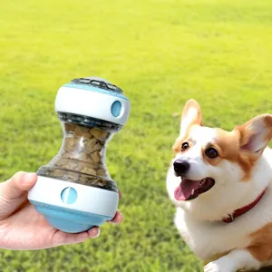 Jouet interactif bleu et blanc de distribution lente de croquettes pour chien sur pelouse