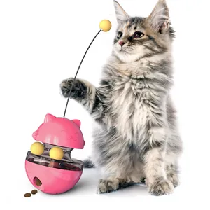 Jouet culbuto interactif rose pour chat avec distributeur de friandises et baguette.
