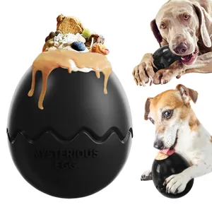 Vue détaillée du jouet pour chien noir en forme d'œuf rempli de friandises gourmandes