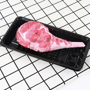 Vue détaillée d'un jouet en peluche pour chien en forme de steak tomahawk réaliste
