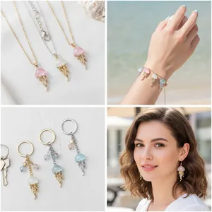 Primer plano de dijes de medusas de resina colorida para collares, pulseras y aretes.