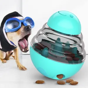 Vue détaillée d'une balle distributrice de nourriture pour chien bleue avec croquettes