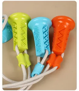 Detalle macro de juguetes para masticar perros coloridos con cuerdas trenzadas duraderas