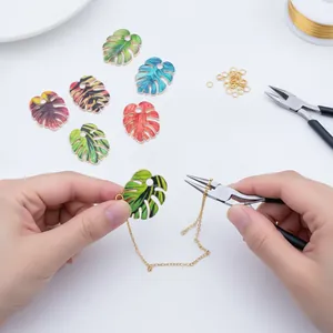 Χειροποίητο μενταγιόν φύλλο monstera DIY διαδικασία κατασκευής κοσμημάτων με αλυσίδα.