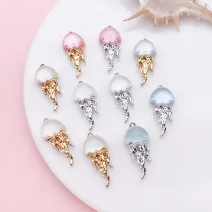 Vista detallada de colgantes de medusas de resina para joyería DIY de estilo marino.