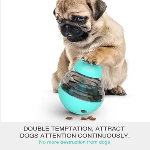Chiot carlin jouant avec une balle distributrice de croquettes turquoise pour chien