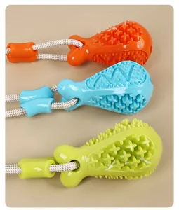 Primer plano de juguetes para masticar con forma de muslo de pollo con cuerdas en tres colores