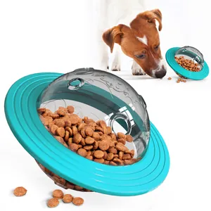 Gros plan d'un jouet interactif pour chien en forme d'OVNI rempli de nourriture