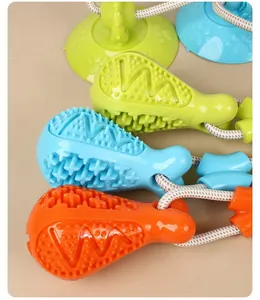 Primer plano de juguetes para masticar con textura para perros en naranja, azul y verde.