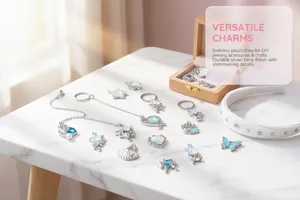 Detailansicht verschiedener blauer Glasanhänger und Silberlegierungsanhänger für DIY Schmuck