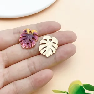 Λεπτομέρεια από γούρια φύλλων monstera σε σμάλτο με διαβάθμιση και χρυσό φινίρισμα.