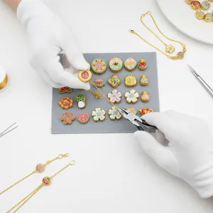 Detailansicht der DIY-Schmuckherstellung mit chinesischen Goldlegierungsanhängern