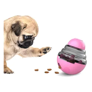 Balle de friandises interactive rose pour chien avec carlin sur fond blanc