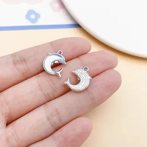 Nahaufnahme von blauen und silbernen Delfin-Anhängern aus Legierung für DIY-Schmuck
